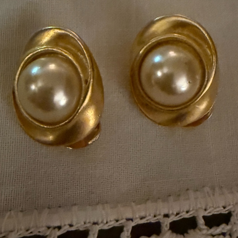 Vintage Gold and Pearl Clip On Earrings